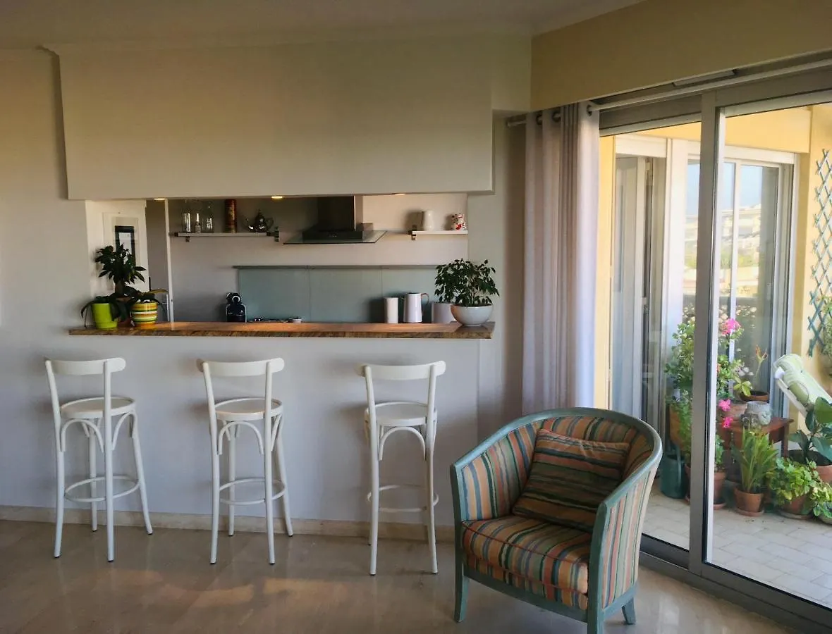 Bel appartement climatisé vue mer à 50 m de la plage Cagnes-sur-Mer