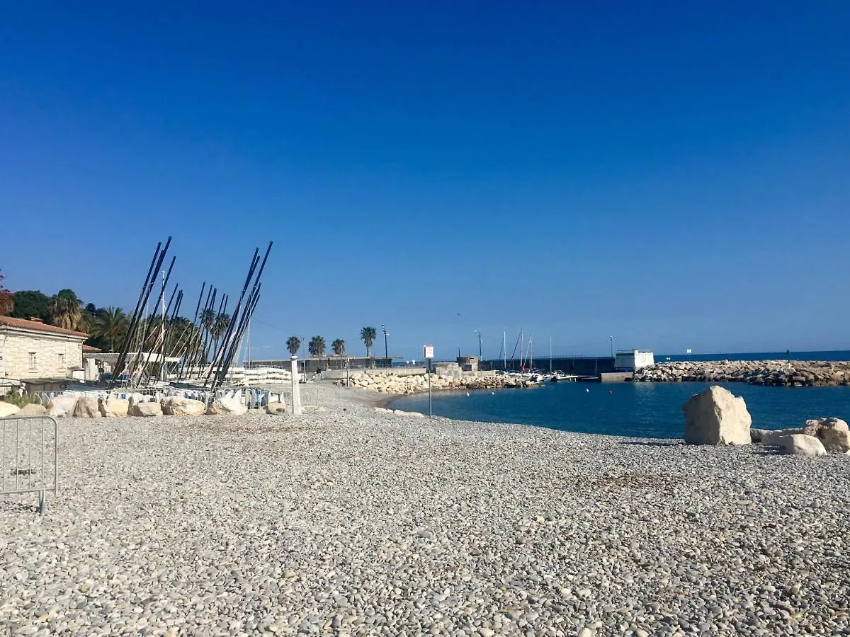 Bel appartement climatisé vue mer à 50 m de la plage Cagnes-sur-Mer