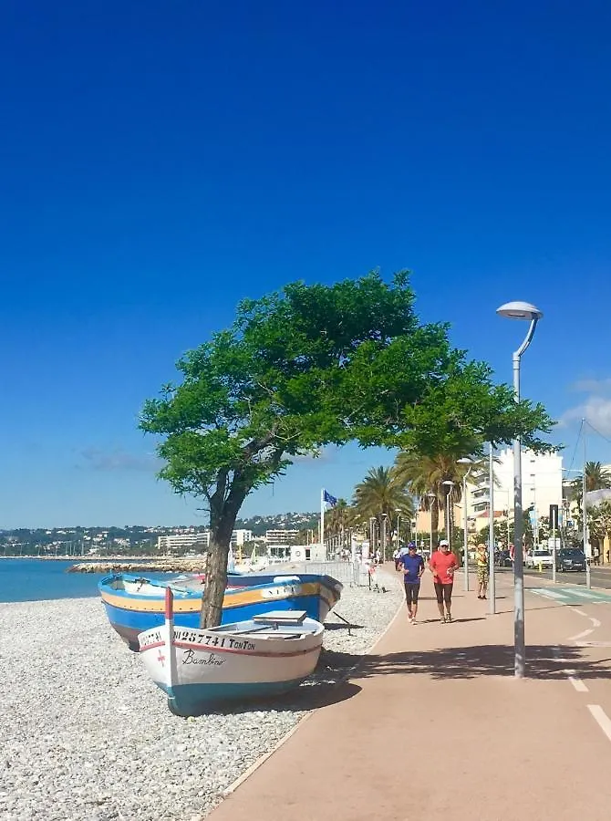 Bel appartement climatisé vue mer à 50 m de la plage Cagnes-sur-Mer France