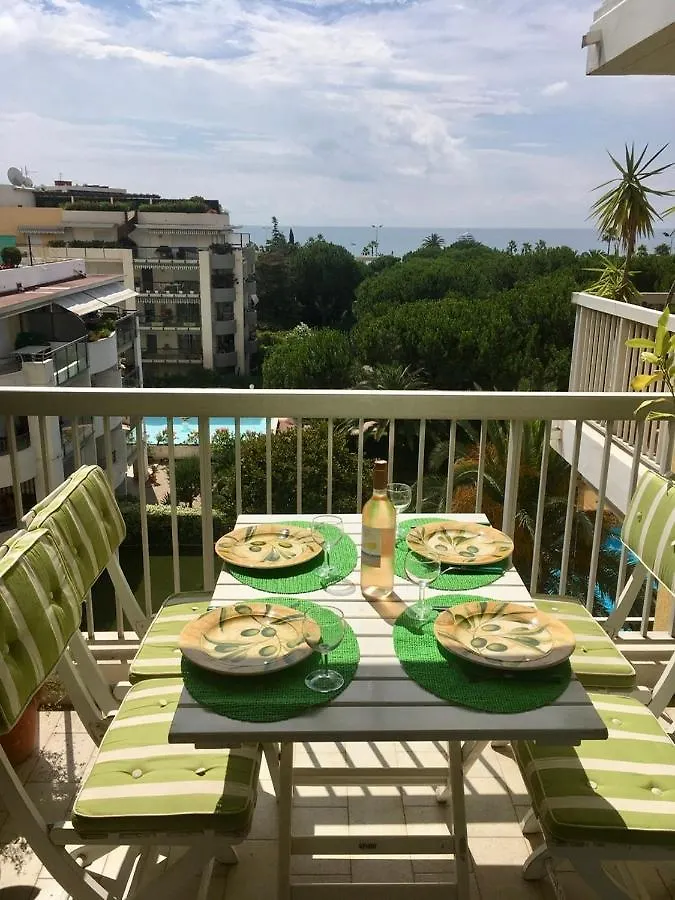 Bel appartement climatisé vue mer à 50 m de la plage Cagnes-sur-Mer 0*,  France