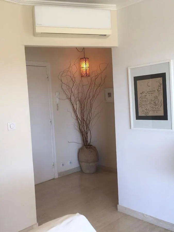 Bel appartement climatisé vue mer à 50 m de la plage Cagnes-sur-Mer France
