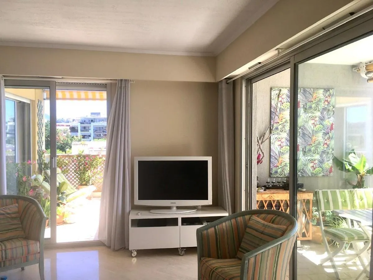 Bel appartement climatisé vue mer à 50 m de la plage Cagnes-sur-Mer