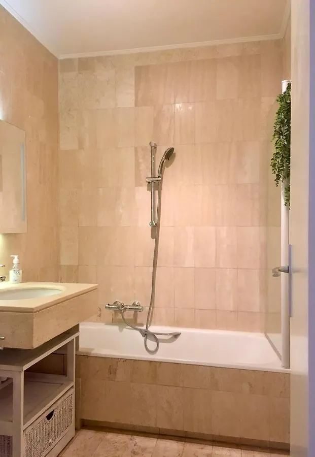 Bel appartement climatisé vue mer à 50 m de la plage Cagnes-sur-Mer