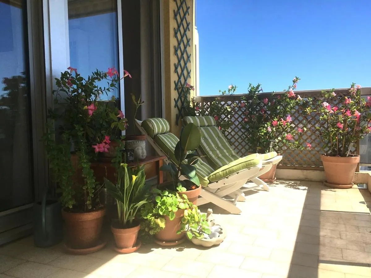 Bel appartement climatisé vue mer à 50 m de la plage Cagnes-sur-Mer France