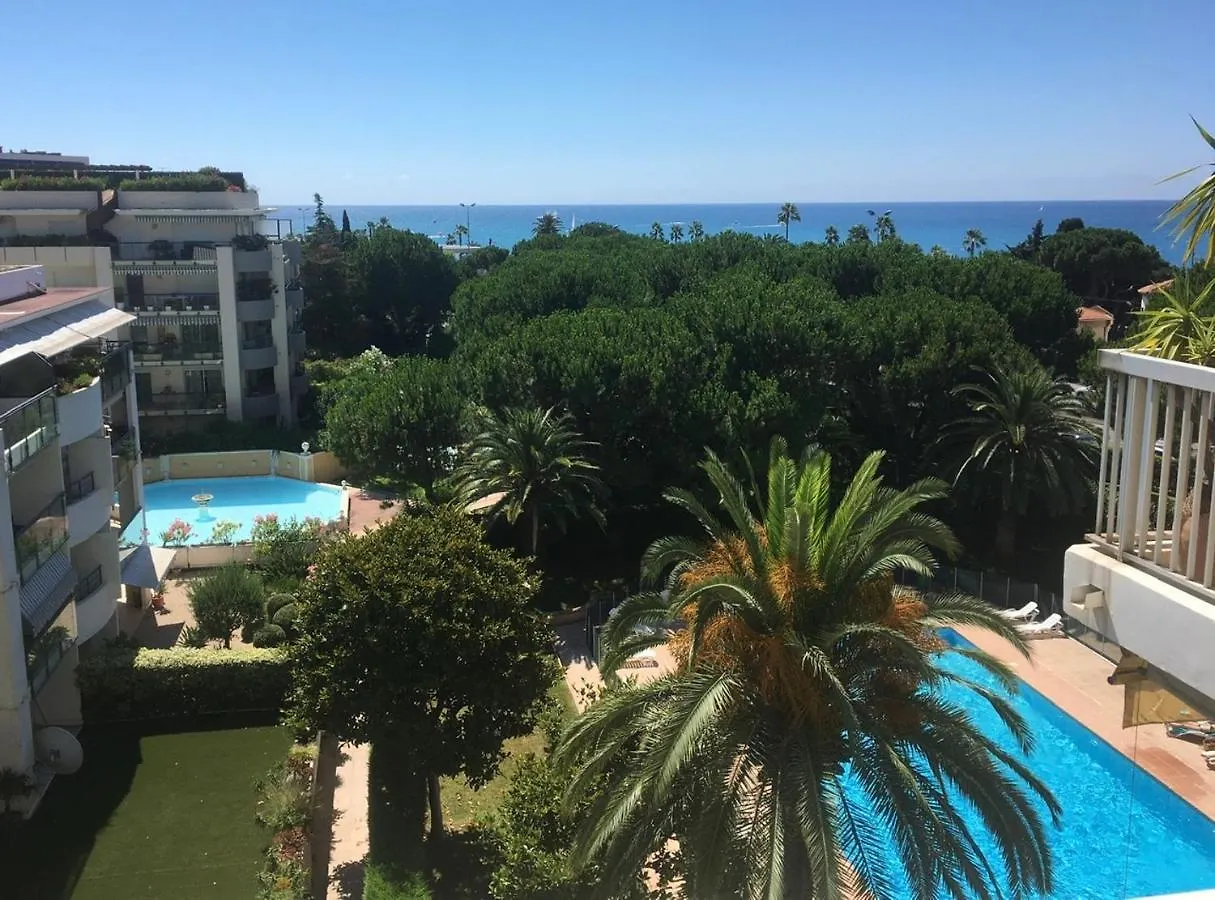 Bel appartement climatisé vue mer à 50 m de la plage Cagnes-sur-Mer